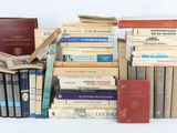 plusieurs livres empilés sur une table