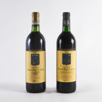 deux bouteilles de vin posées l'une à côté de l'autre sur une surface blanche