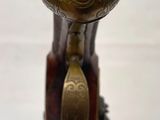 un bâton ancien en laiton et en bois, orné d'un motif décoratif