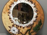 un miroir rond orné d'une image de fleur