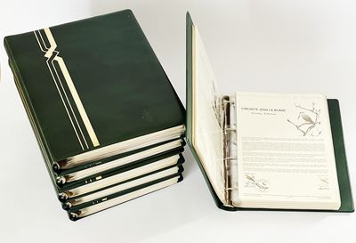 plusieurs livres sont empilés sur une table