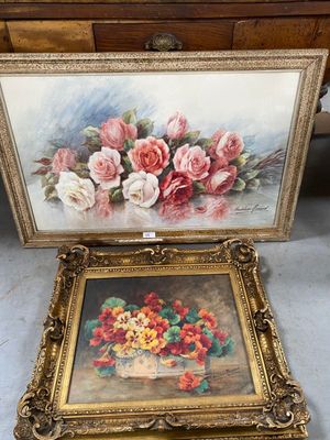 un tableau représentant des fleurs dans un vase posé sur une table à côté d'une commode