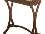 une petite table en bois avec un plateau et des pieds en bois