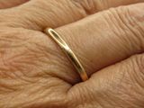 gros plan de la main d'une personne portant une bague