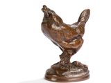 statue d'un poulet sur un socle, sur fond blanc