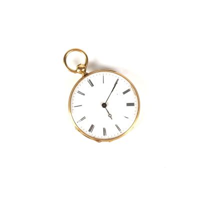 une montre de poche en or avec des chiffres romains sur le cadran