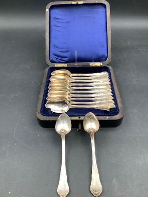 silverware in a case with spoons and spoons in it
