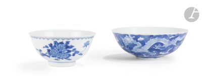 paire de bols en porcelaine bleue et blanche ornés de motifs floraux
