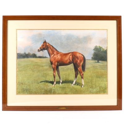 tableau représentant un cheval brun debout dans un champ verdoyant, avec des arbres en arrière-plan
