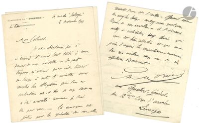 un gros plan sur deux feuilles de papier comportant des inscriptions manuscrites