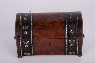 une vieille boîte en bois ornée de motifs métalliques