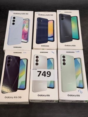 quatre cartons de Samsung Galaxy A40, un Galaxy A40, un Galaxy A40, un Galaxy A40 et un Galaxy A40