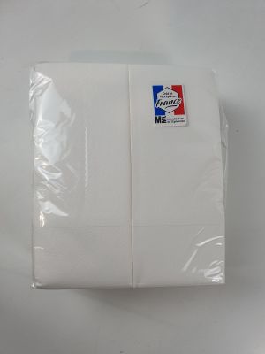 une serviette blanche posée sur une table, sur laquelle est collé un autocollant rouge et bleu