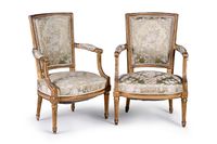 Paire de fauteuils en bois sculpté et doré à décor de frise …