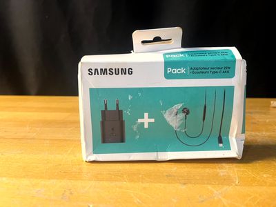 une boîte à laquelle est fixé un chargeur, posée sur une table