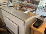 un petit comptoir sur lequel se trouve un téléphone, dans un magasin