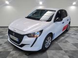 la voiture blanche est garée sur un sol en damier dans le garage