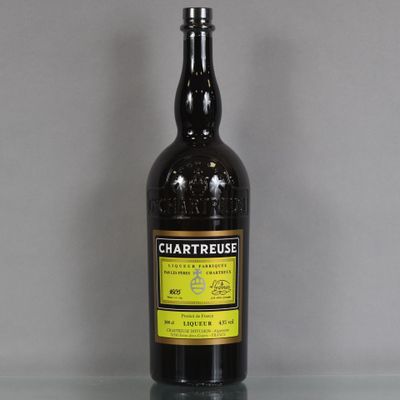 une bouteille de vin posée sur une table