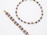 un gros plan sur un bracelet et un bracelet orné de perles