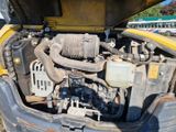 un camion jaune avec un gros moteur à l'arrière