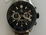 gros plan d'une montre sur une surface blanche