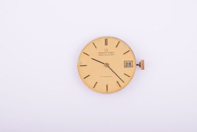 une image représentant une horloge dorée sur un fond blanc