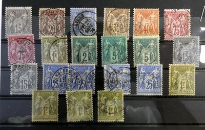 une photo d'une collection de timbres exposée dans une vitrine