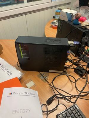 un bureau sur lequel se trouvent un ordinateur, un clavier, une souris et d'autres objets