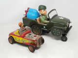 une petite voiture miniature avec un homme à l'intérieur et une autre petite voiture miniature avec un homme à l'intérieur
