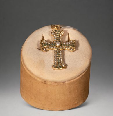 an image of a small wooden box with a cross on top of it