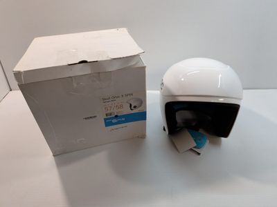 un casque blanc posé à côté d'une boîte sur une table