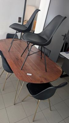 quatre chaises disposées autour d'une table au milieu d'une pièce