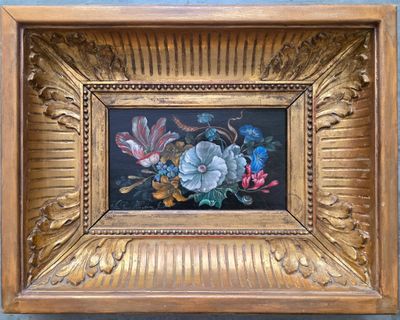 une photo d'un tableau de fleurs dans un cadre doré
