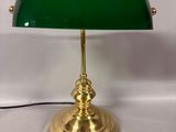 lampe de bureau en laiton avec abat-jour en verre vert et pied en laiton