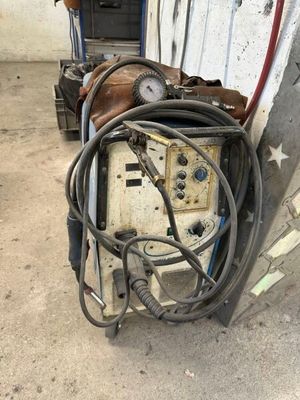 une machine posée sur le sol à côté d'un bâtiment