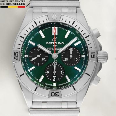 un gros plan d'une montre au cadran vert