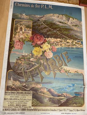 une affiche posée sur la table, représentant une plage