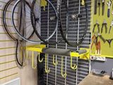un vélo accroché à un porte-vélos dans un garage