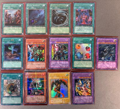 beaucoup de cartes sur la table