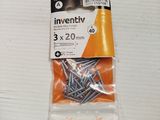 un sachet de vis posé sur une table blanche