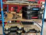 un chariot sur lequel se trouvent de nombreux outils de toutes sortes
