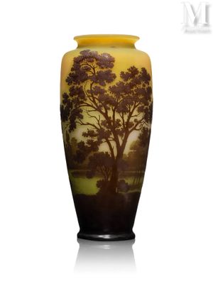 un vase sur lequel figure l'image d'un arbre
