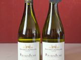 plusieurs bouteilles de vin sont alignées sur un comptoir