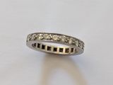 gros plan d'une bague en diamant sur une surface blanche