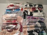 six paires de sous-vêtements emballées dans des sacs en plastique, posées sur une table