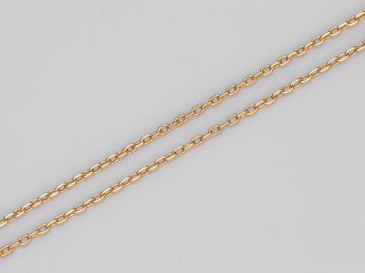 un collier plaqué or avec un pendentif en forme de cœur au bout d'une chaîne