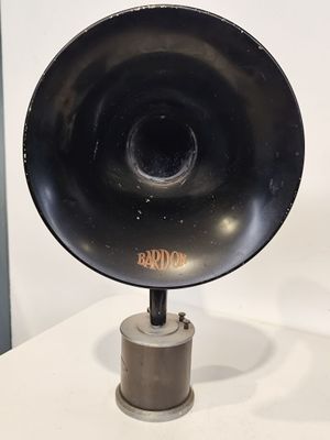un objet noir exposé sur une table