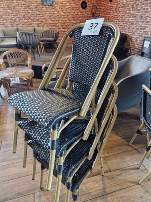 un grand nombre de chaises dans une pièce