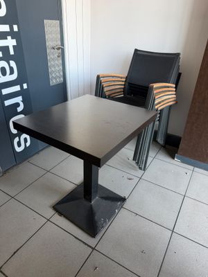 CASTRES : D58 - Un ensemble de table type restaurant :