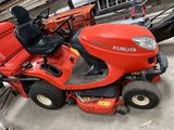 une tondeuse à gazon rouge garée dans un garage